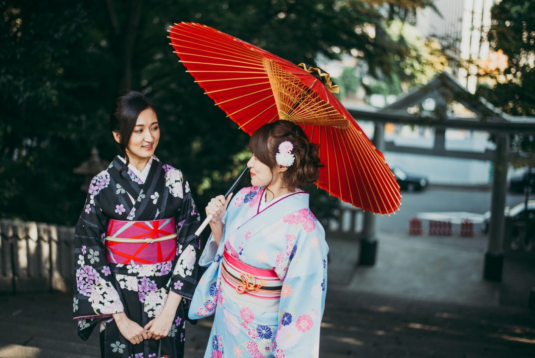 two-japanese-girls-wearing-kimonos-traditional-clothes-lifestyle-moments.jpg